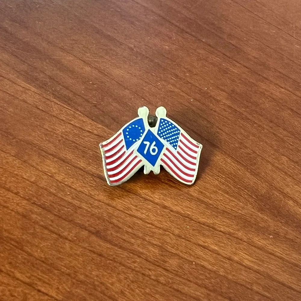 Vintage 1976 Bicentennial American Flag Enamel Lapel Pin Red White Blue 76 Badge